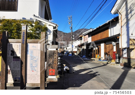 長野県上田市　旧北国街道柳町の町並みと観光案内板 75456503
