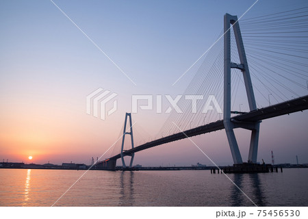 夕暮れの名港トリトン 75456530