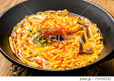 酸辣湯麺 Hot and sour soup noodles 75456532