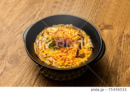 酸辣湯麺 Hot and sour soup noodles 酸辣湯麺 Hot and sour soup noodles 75456533