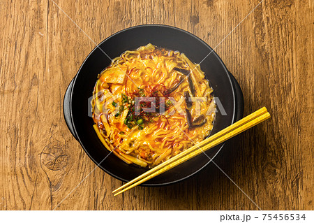 酸辣湯麺 Hot and sour soup noodles 75456534