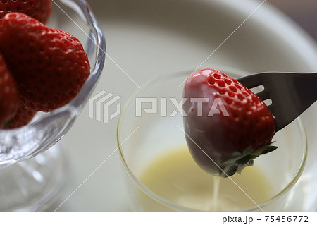 練乳で食べる苺 75456772