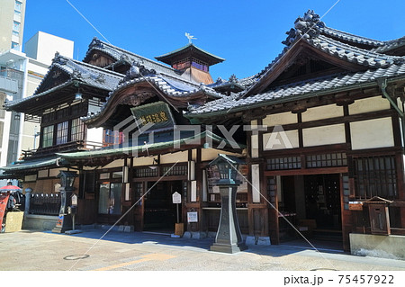 【愛媛県】快晴下の道後温泉本館 75457922
