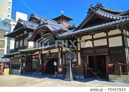【愛媛県】快晴下の道後温泉本館 75457923