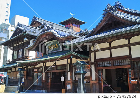 【愛媛県】快晴下の道後温泉本館 75457924