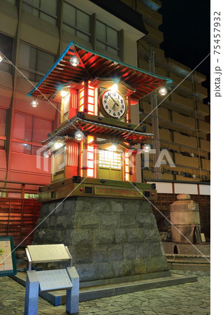 【愛媛県】坊っちゃんカラクリ時計の夜景（道後温泉） 75457932