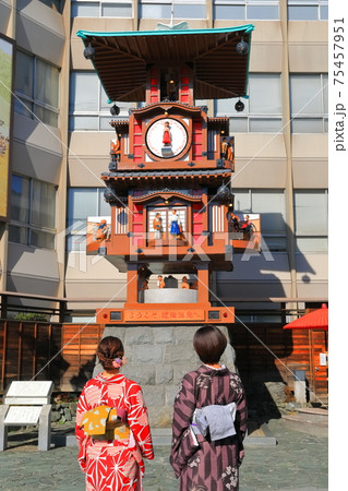 【愛媛県】坊っちゃんカラクリ時計を見るマドンナ（道後温泉） 75457951