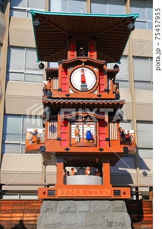 【愛媛県】晴天下の坊っちゃんカラクリ時計（道後温泉） 75457955