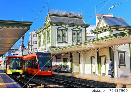 【愛媛県】晴天下の道後温泉駅（伊予鉄） 75457960