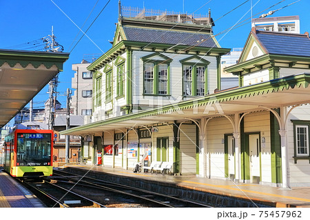 【愛媛県】晴天下の道後温泉駅（伊予鉄） 75457962