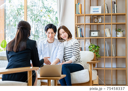 相談する若い夫婦 75458337