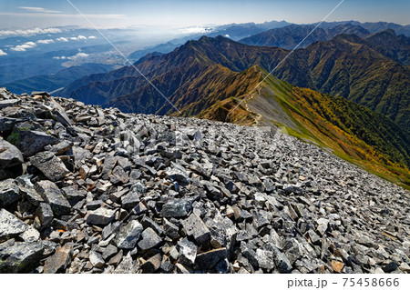 鹿島槍ヶ岳山頂から岩の斜面と爺ヶ岳・針ノ木岳の眺め 75458666