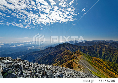 鹿島槍ヶ岳山頂から秋色の爺ヶ岳・針ノ木岳の眺め 75458706