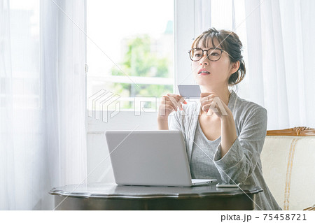 バソコンを使ってキャッシュレス決済する若い女性 バソコンを使ってキャッシュレス決済する若い女性 75458721