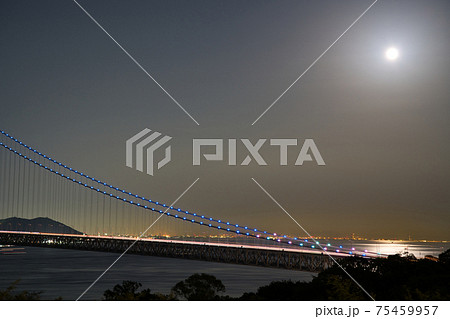 【兵庫県】10月・夜景　淡路島から明石海峡大橋の眺望　 75459957