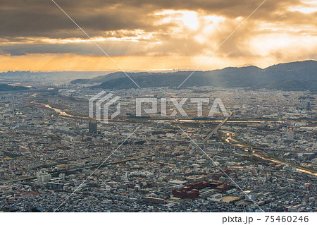 京都市内の夕刻を上空から撮影したもの 75460246