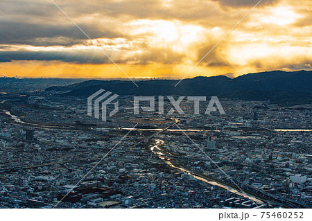 京都市内の夕刻を上空から撮影したもの 75460252