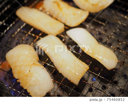網で焼くイカ 網で焼くイカ 75460852