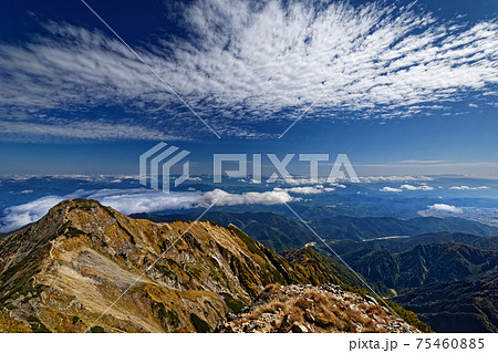 鹿島槍ヶ岳南峰から見る北峰を浅間山方面の山並み 75460885