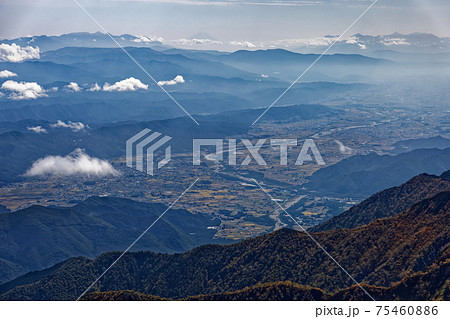 鹿島槍ヶ岳山頂から遠望する八ヶ岳・富士山・南アルプスと安曇野の町並み 75460886