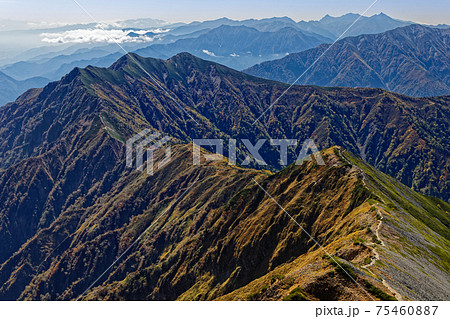 鹿島槍ヶ岳山頂から見る紅葉の爺ヶ岳と槍・穂高連峰 75460887
