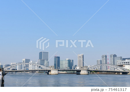 都市風景　勝鬨橋と都心の高層ビル群　東京都中央区 75461317