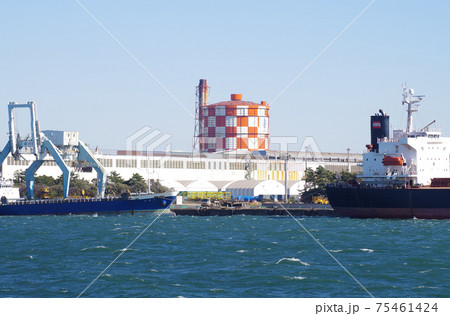 扇島の製鉄所の建物と船の景色 扇島の製鉄所の建物と船の景色 75461424