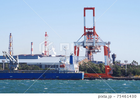 扇島の製鉄所の建物と船の景色 75461430