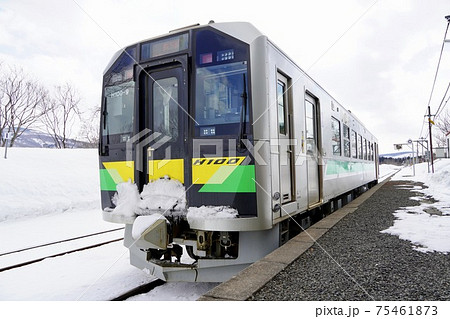 目名駅に停車するH100形気動車 目名駅に停車するH100形気動車 75461873