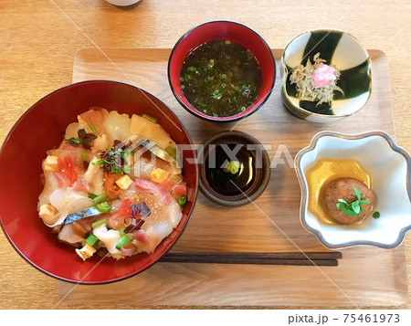 夏に食べる海鮮丼ランチ 75461973
