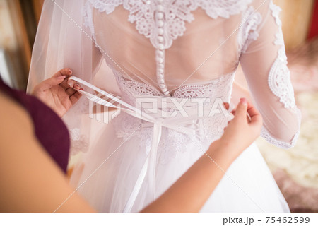 The back of the bride in a wedding dress 75462599