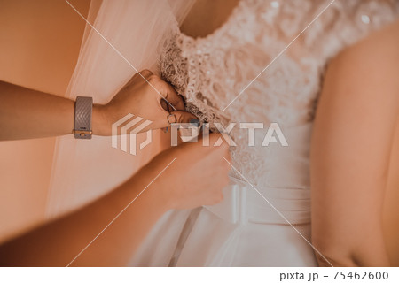 The back of the bride in a wedding dress 75462600