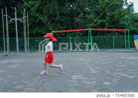 幼稚園の野外で遊ぶ子供 幼稚園の野外で遊ぶ子供 75463560