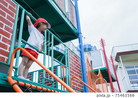 幼稚園の野外で遊ぶ子供 75463566