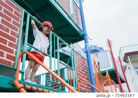 幼稚園の野外で遊ぶ子供 幼稚園の野外で遊ぶ子供 75463567