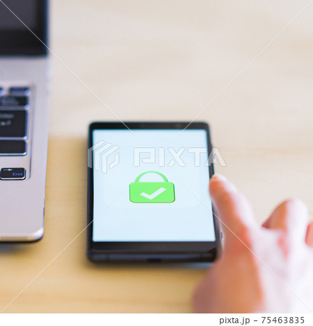 スマホ　認証　ロック　ベリファイ 75463835