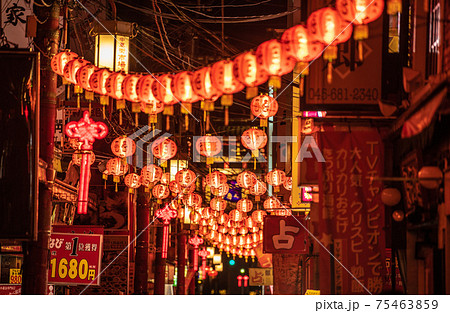 日本の横浜都市景観　横浜中華街（中華街市場通り）・緊急事態宣言再延長下の時短営業で人通りも少ない 75463859
