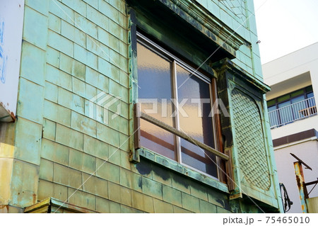 緑青で覆われた銅板建築の外壁 75465010