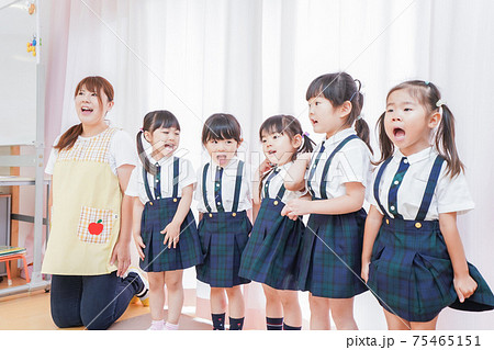 発表会の練習をする子どもたちと保育士 75465151