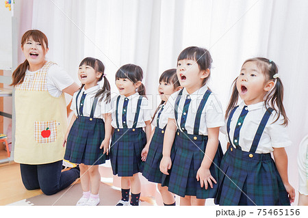 発表会の練習をする子どもたちと保育士 75465156