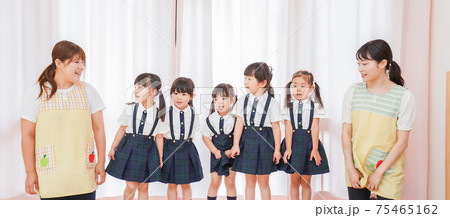 発表会の練習をする子どもたちと保育士 75465162