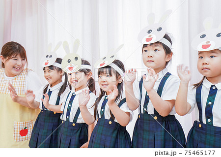発表会の練習をする子どもたちと保育士 75465177