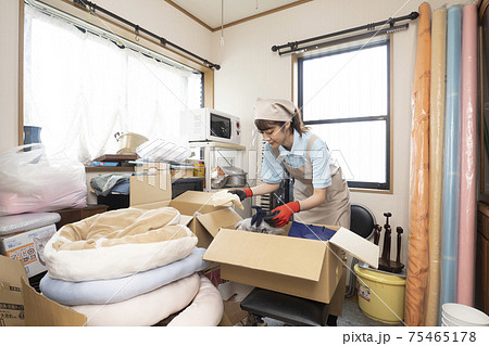 散らかった部屋を片付ける作業員 75465178