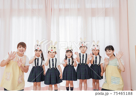 発表会の練習をする子どもたちと保育士 発表会の練習をする子どもたちと保育士 75465188