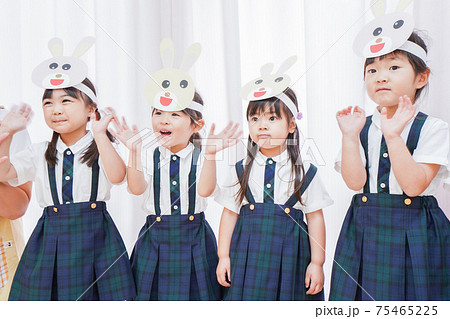 発表会の練習をする子どもたちと保育士 75465225