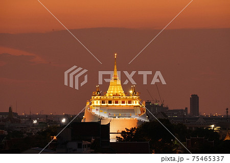 タイ王国バンコクの黄金の丘寺院「ワット・サケット(Wat Saket)」の夜景 75465337