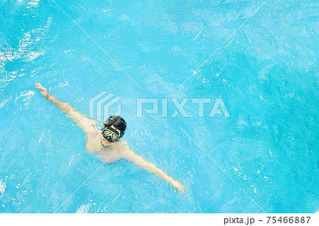 Man in underwater mask. Man in underwater mask. 75466887
