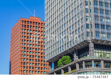 東京駅丸の内口周辺の都市風景 75467367