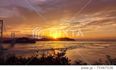 淡路島から撮った大鳴門橋と海と夕日の風景3 75467536