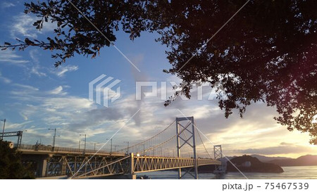 淡路島から撮った秋の日の夕方の大鳴門橋 淡路島から撮った秋の日の夕方の大鳴門橋 75467539